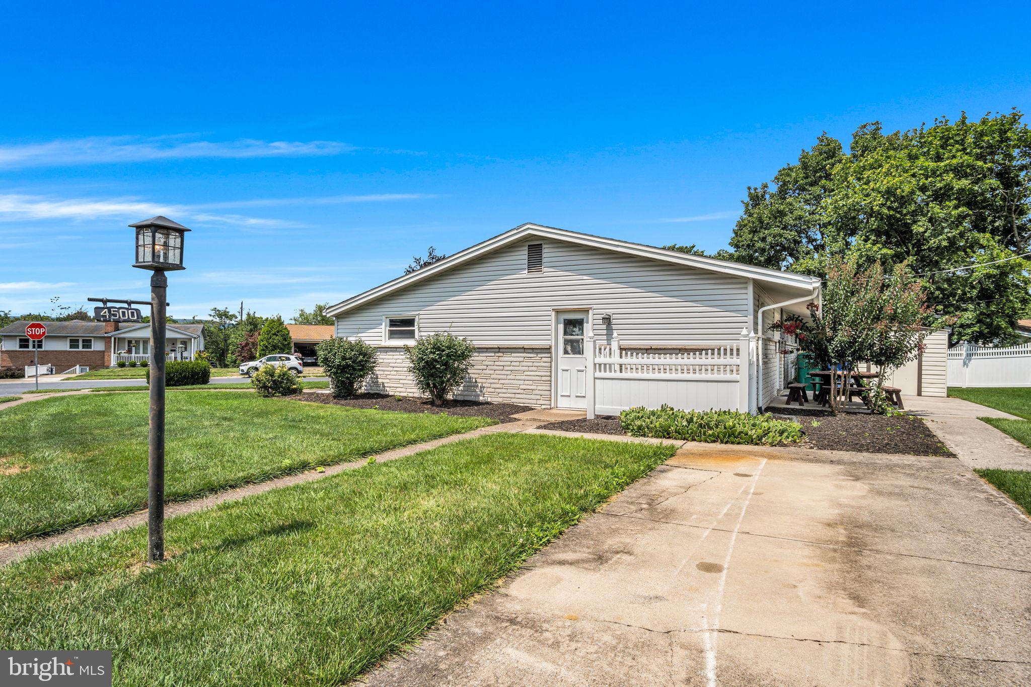 DEVON MANOR - Residential