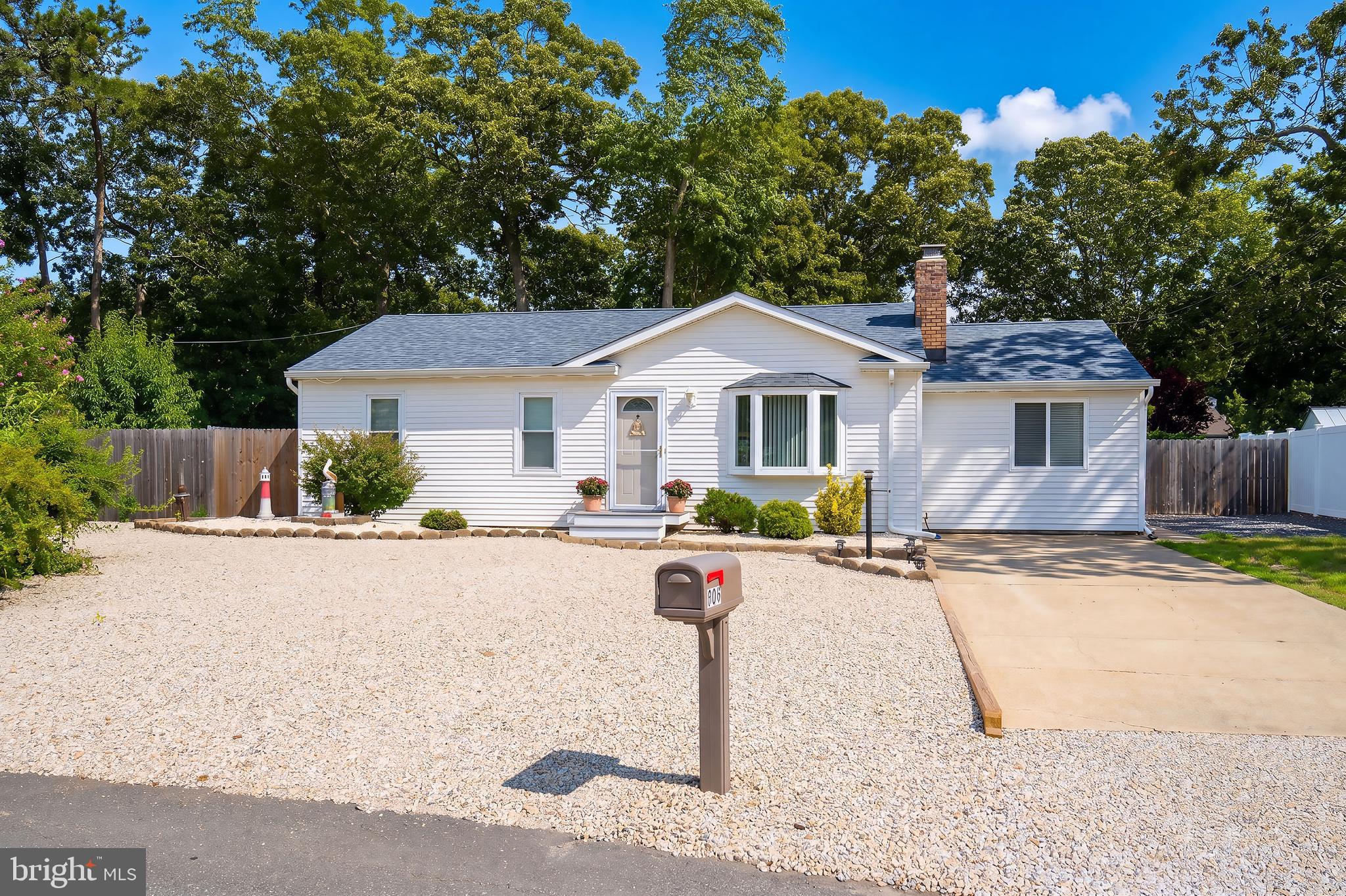 909 W PANAMA COURT