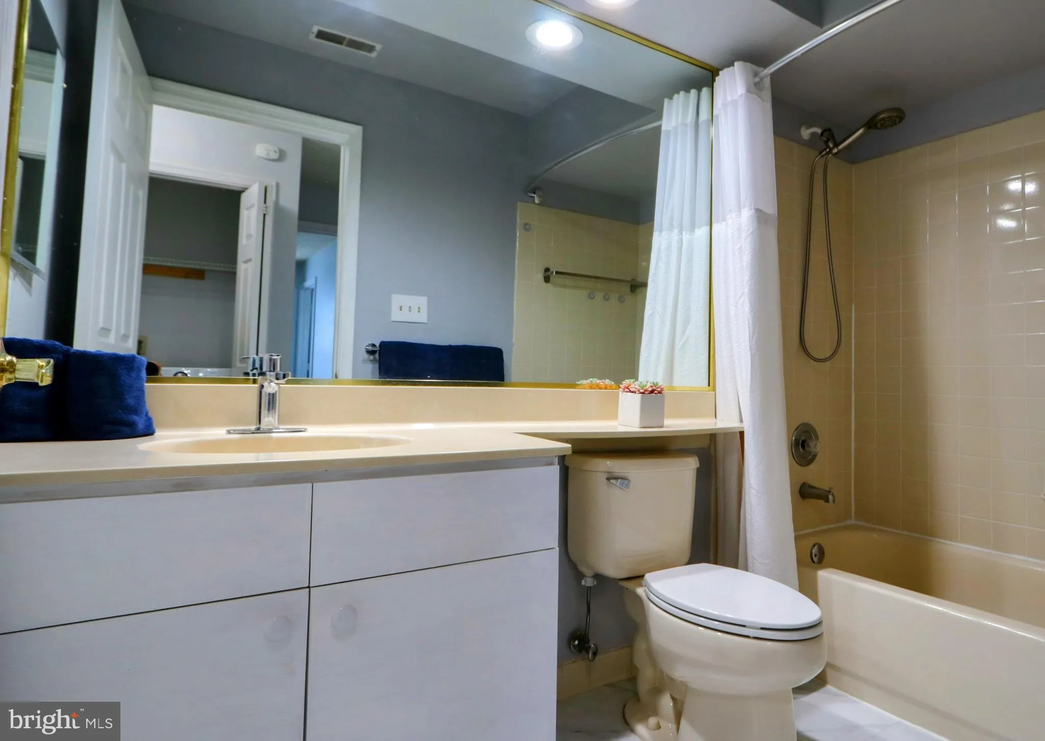 Trenton, New Jersey 08648, United States, 2 Bedrooms Bedrooms, ,2 BathroomsBathrooms,Residential,Active,234281