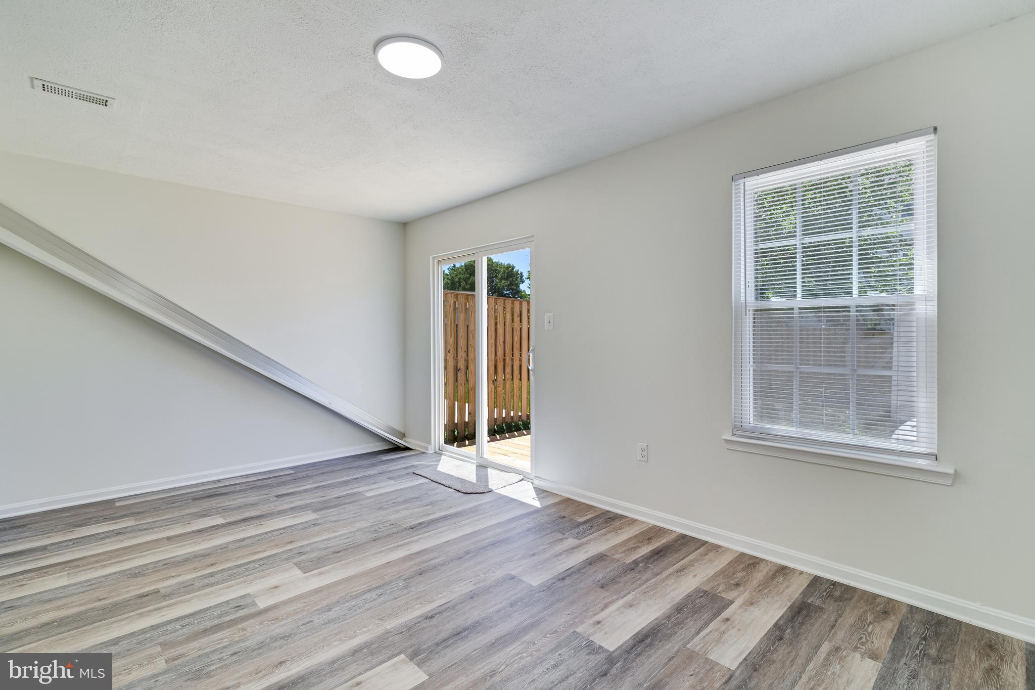 RIVERSIDE RUN IND HEAD - Residential