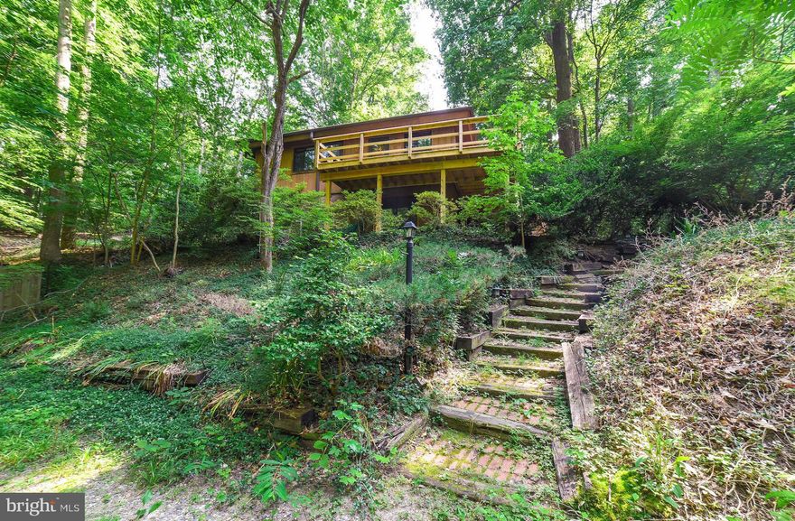 CONTEMPORARY STYLE HOME IN THE TREE TOPS! ONE OF A KIND NESTLED ON 5.07 ACRES OF BEAUTIFUL NATURE. OPEN FLOOR PLAN WITH HUGE VAULTED, WOOD BEAMED CEILING WITH SKYLIGHT AT THE PEAK.  STONE FIREPLACE AND WOOD FLOORS ON THE MAIN LEVEL. LOWER LEVEL WITH WOOD STOVE, WET BAR AND FULL BATH. DETACHED 1,000 SQ.FT. SHOP/GARAGE WITH HEAT AND AC UNIT.  200 AMP,230V POWER. 10,000 LB AUTO LIFT.