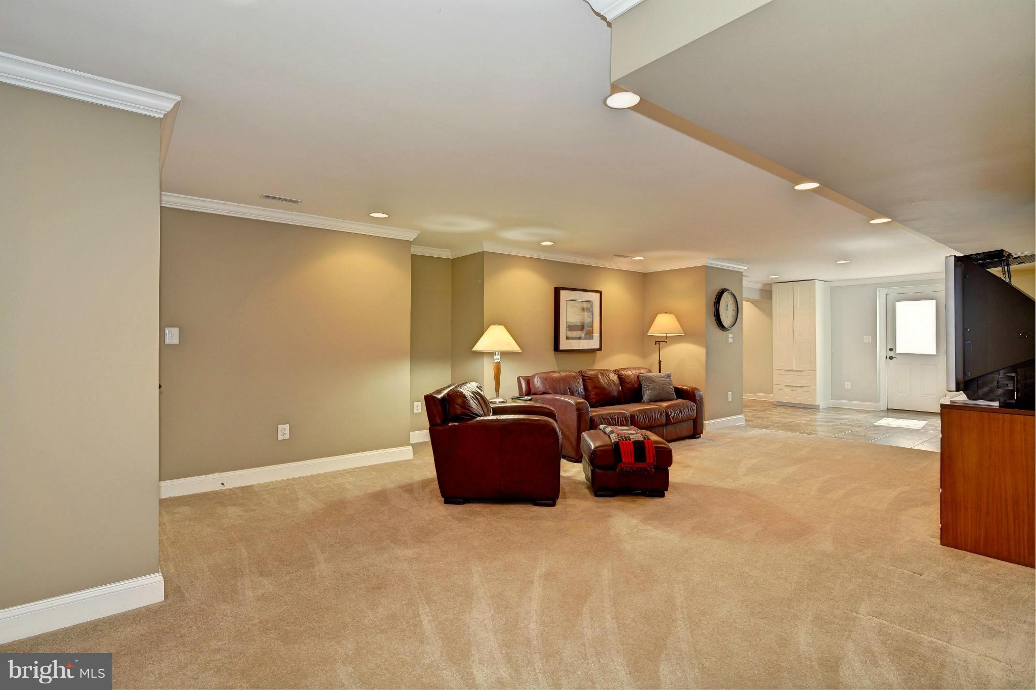 ROCKLAND SQUARE - Residential