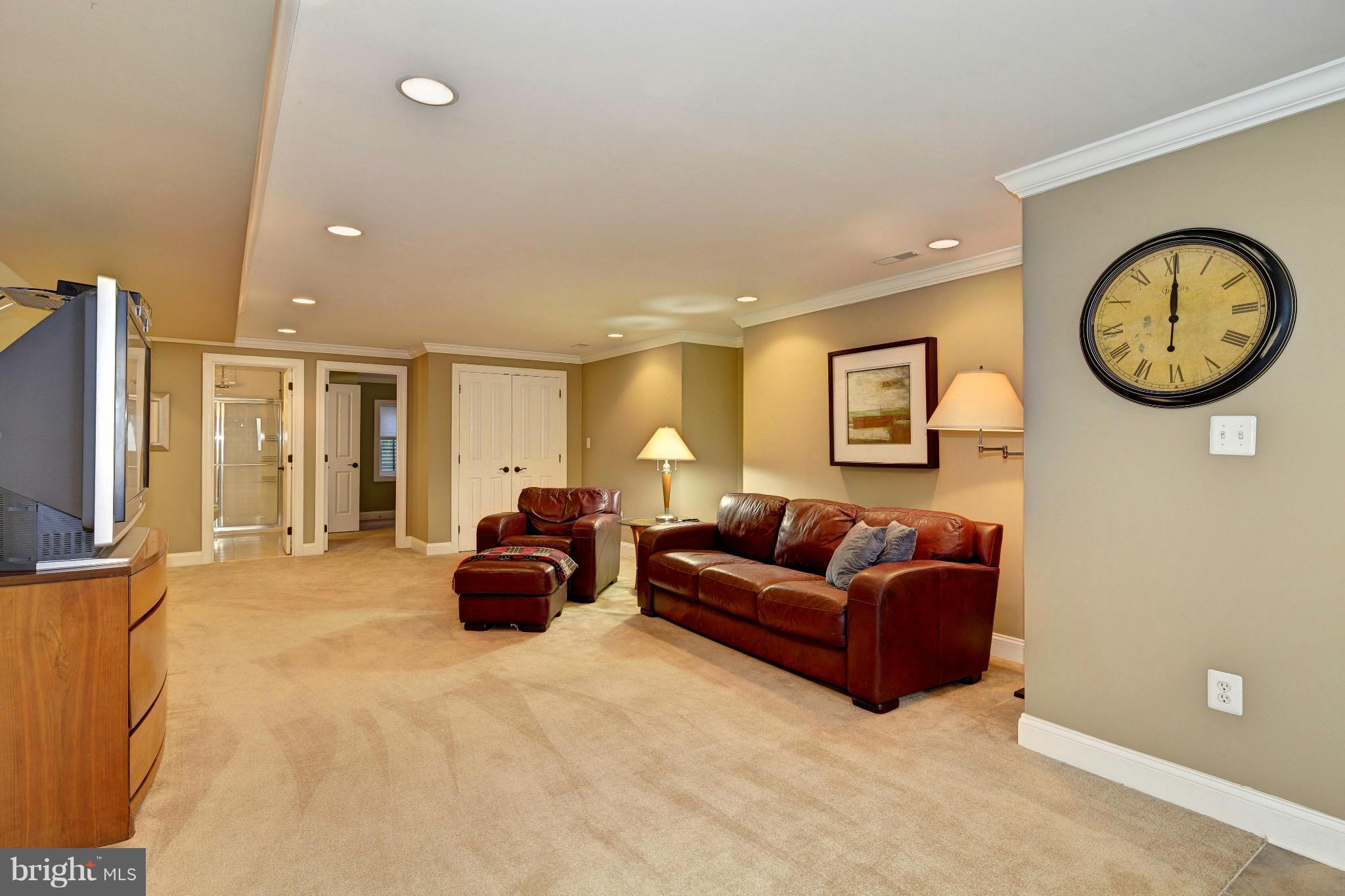 ROCKLAND SQUARE - Residential