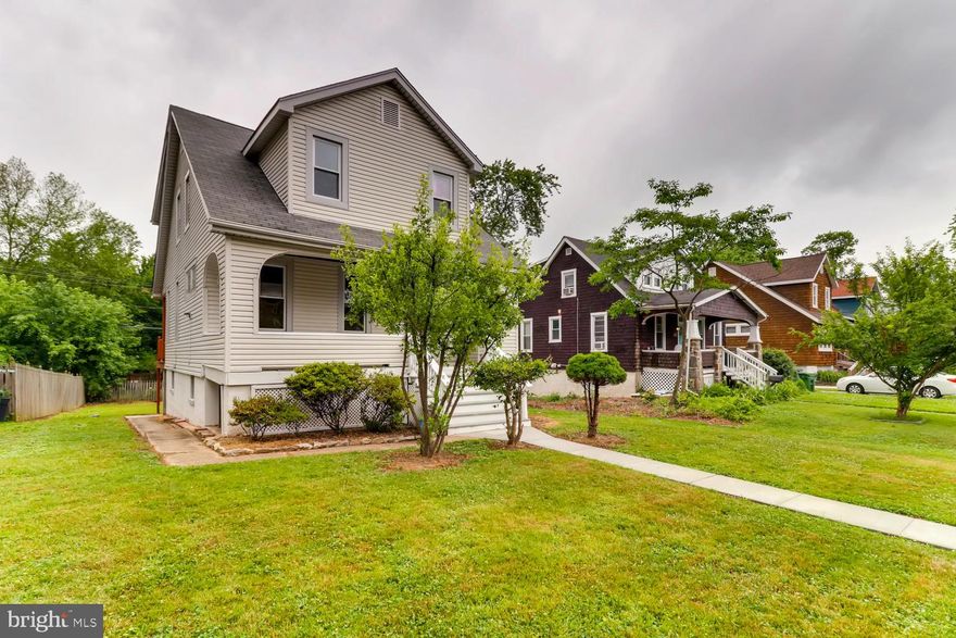 Beautifully newly renovated cottage optimally located near both the Loyola and Notre Dame campuses. This property comes with a freshly updated kitchen with ample space for cooking, and an open concept layout to create and inviting family dining space. Enjoy the garden from a newly finished deck overlooking the rear of the property. With 4 rooms and a finished basement, this house provides ample room. Includes a 1-year home warranty.