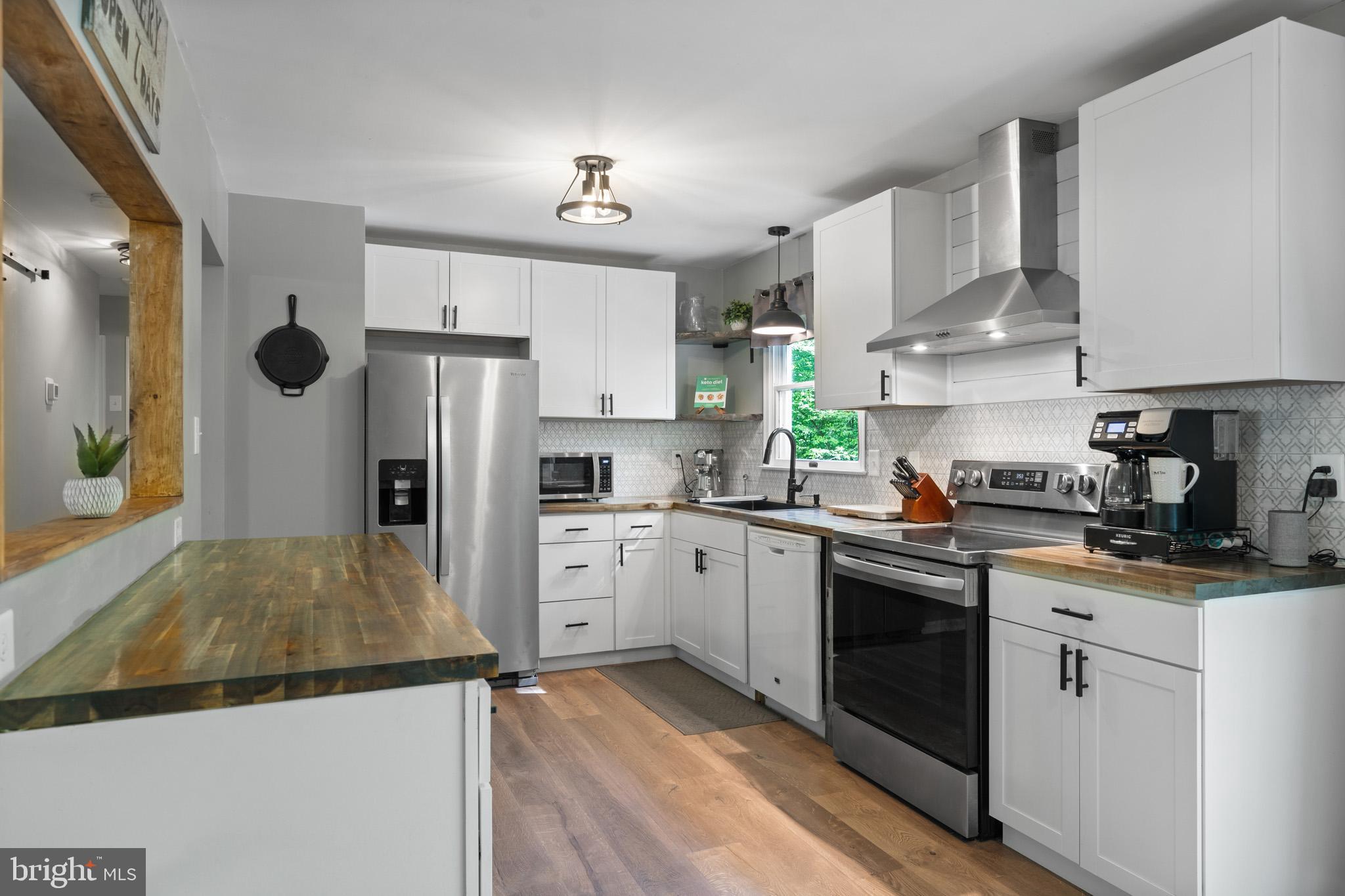 COUNTRY LAKES - Residential