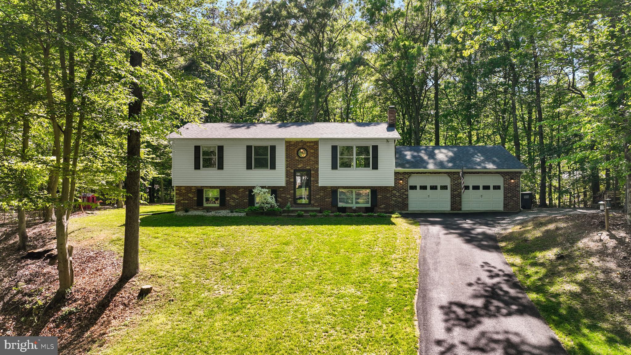 COUNTRY LAKES - Residential