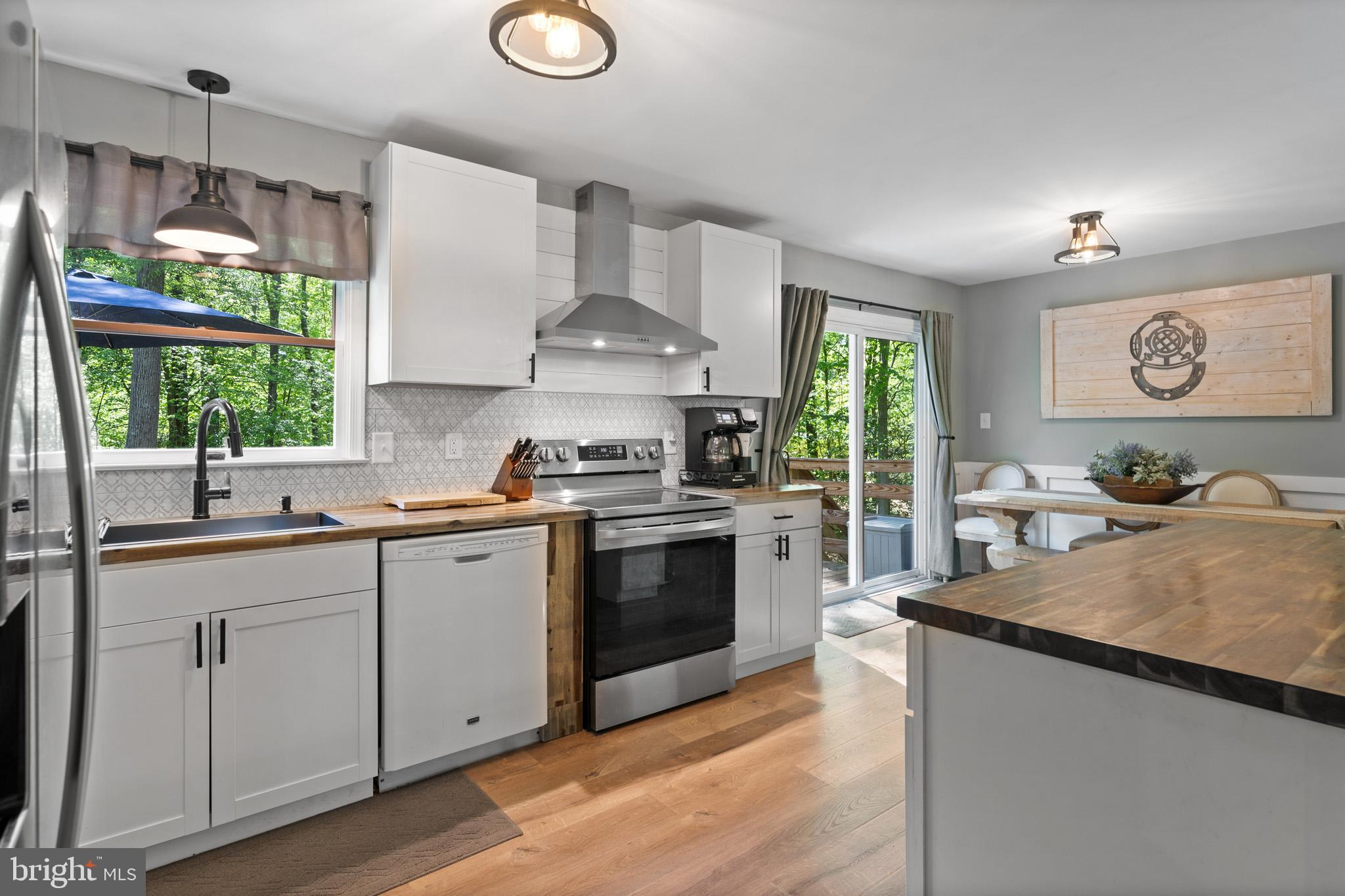 COUNTRY LAKES - Residential