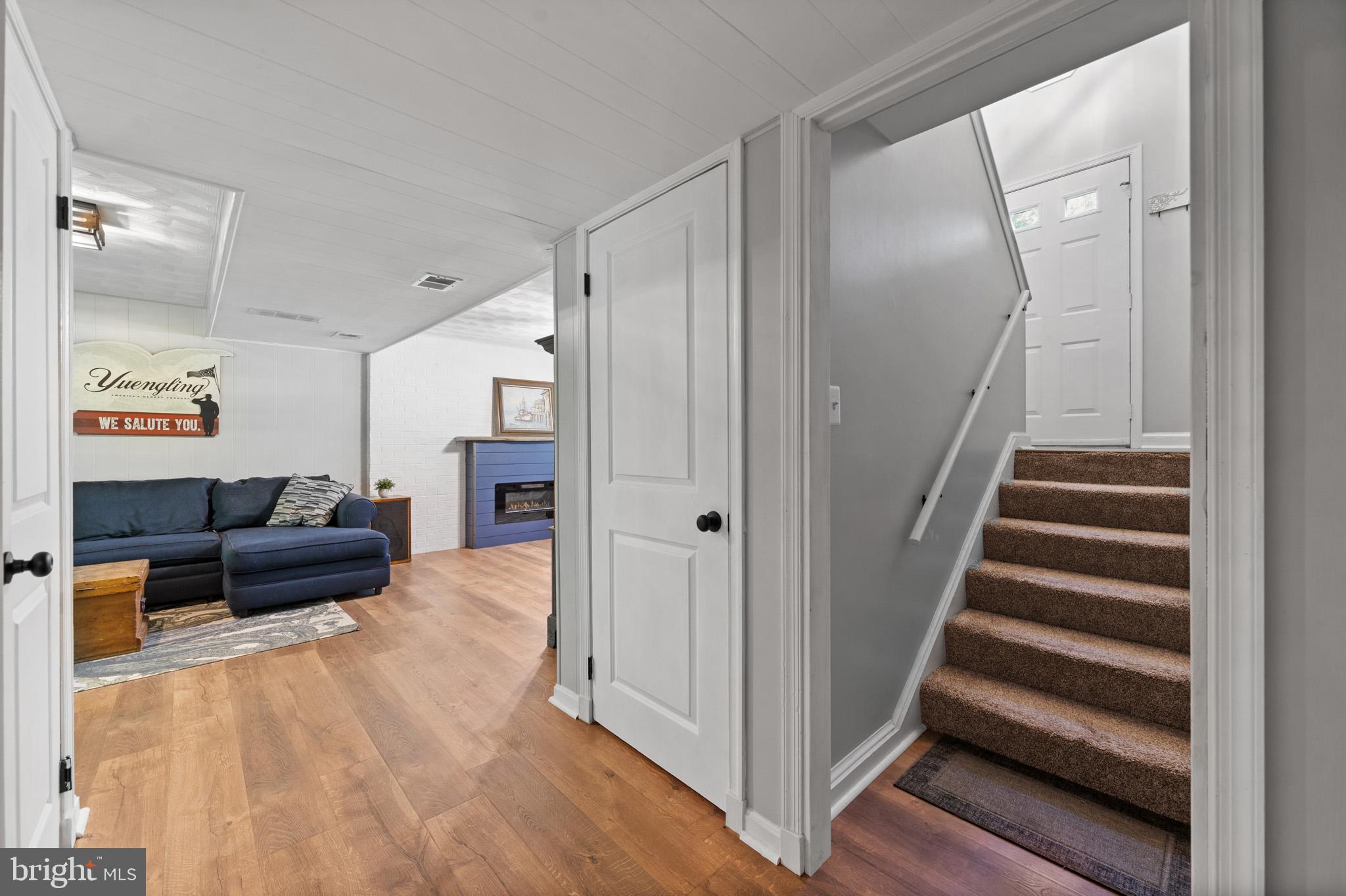 COUNTRY LAKES - Residential