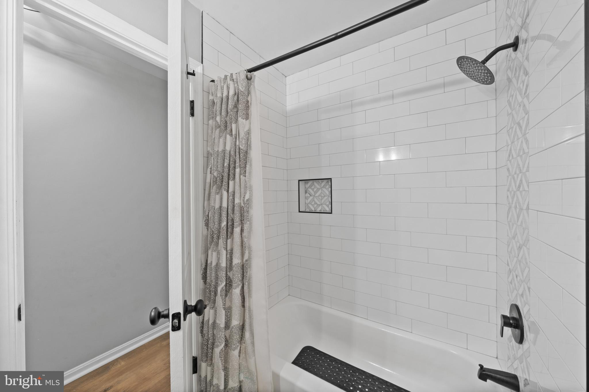 COUNTRY LAKES - Residential