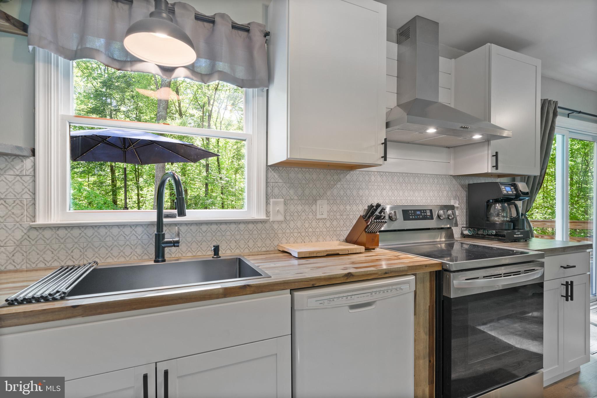 COUNTRY LAKES - Residential