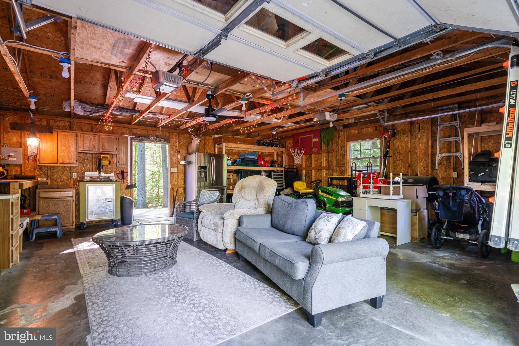 COUNTRY LAKES - Residential