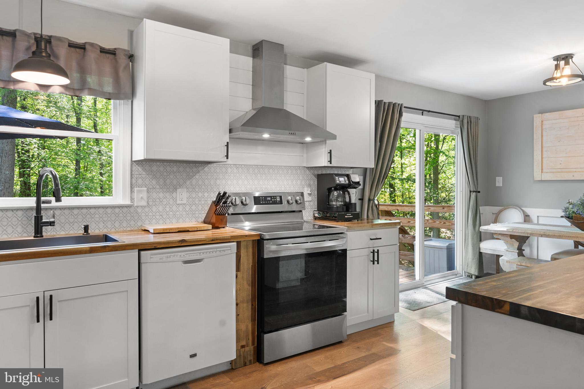 COUNTRY LAKES - Residential