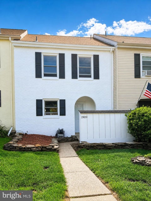 Townhouse For Rent - 1909 Cricklewood Cove<br/> Lehigh County, FOGELSVILLE, PA 18051