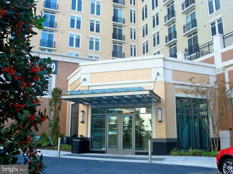 Beautiful 1BR 1BA condo in sought after National Harbor on the water---Water View of Potomac River, Overlooks the courtyard. Sunny & Bright! JUST COMPLETELY PAINTED Great short or long term for home away experience. Garage parking-- space next to elevator. Washer/dryer in condo. Party room available with kitchen, TV's, pool table, piano, large bar, etc. Many wonderful amenities at National Harbor, ie, retaurants, shopping, casino, convenient bus service as well as Tanger's outlet and MGM Casino .Quick access to Old Town Alex, DC, Bolling AFB-- Easy to preview--go see today!