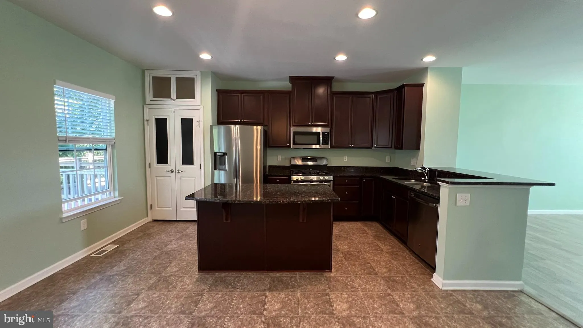 Sicklerville, New Jersey 08081, United States, 3 Bedrooms Bedrooms, ,3 BathroomsBathrooms,Residential,Pending,196903