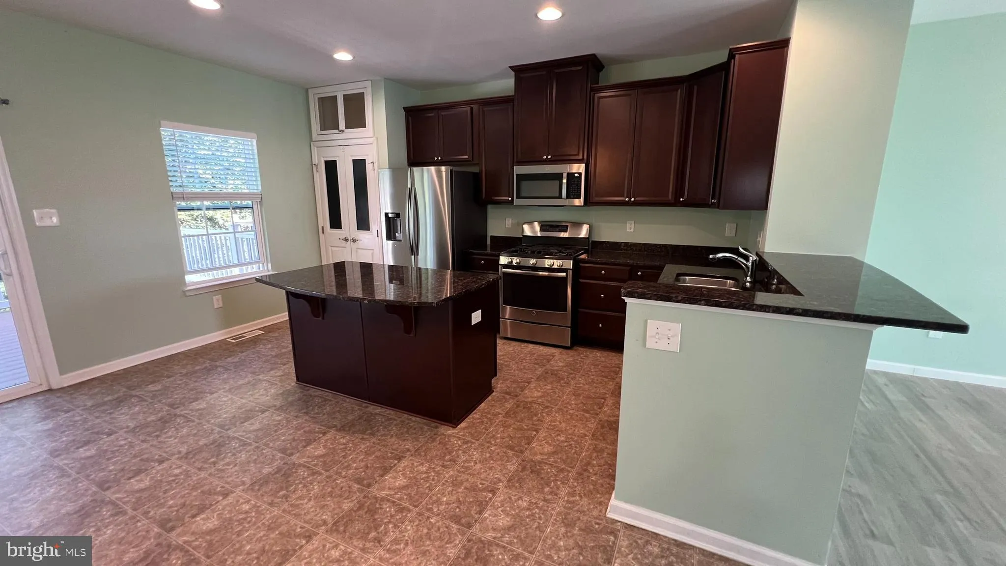 Sicklerville, New Jersey 08081, United States, 3 Bedrooms Bedrooms, ,3 BathroomsBathrooms,Residential,Pending,196903