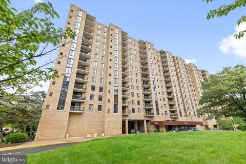 Photo of 4500 S Four Mile Run Drive #1219, ARLINGTON, VA 22204 (MLS # VAAR2074030)