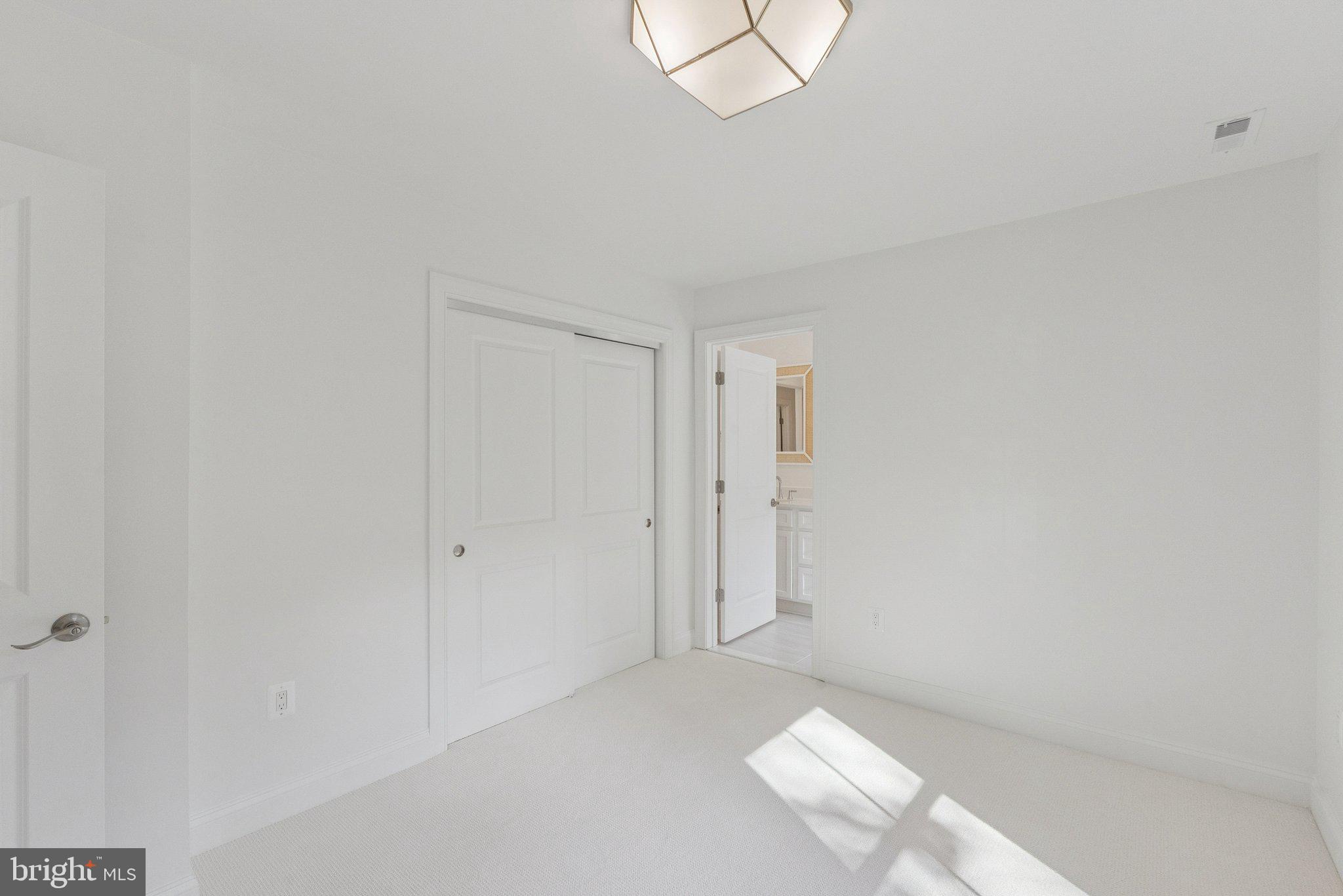 BURGUNDY MANOR - Residential