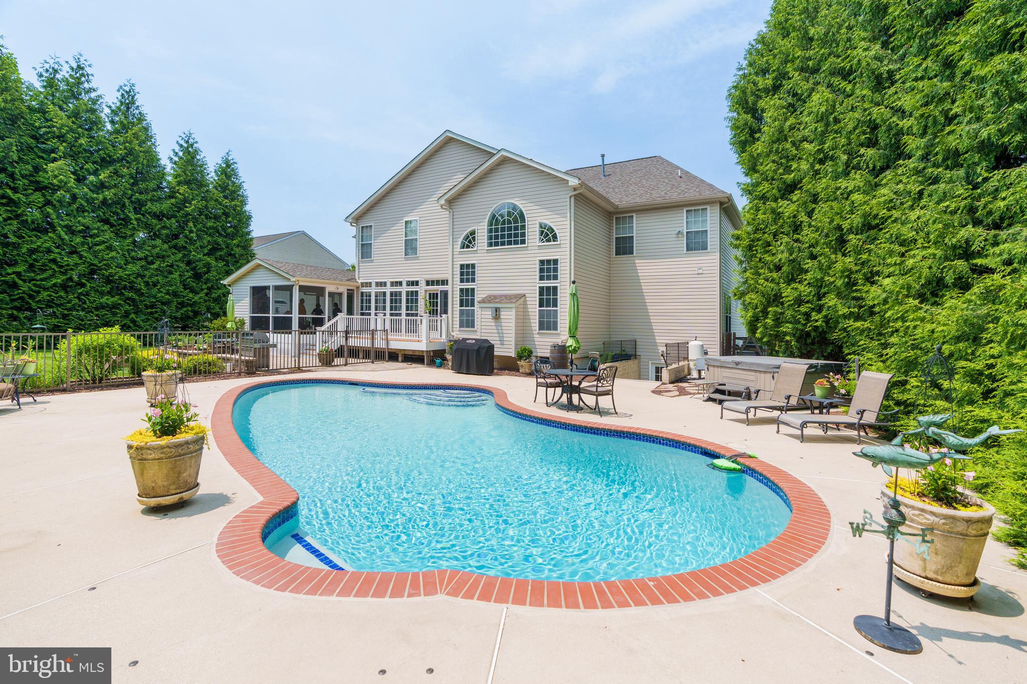 195 MANOR CIRCLE