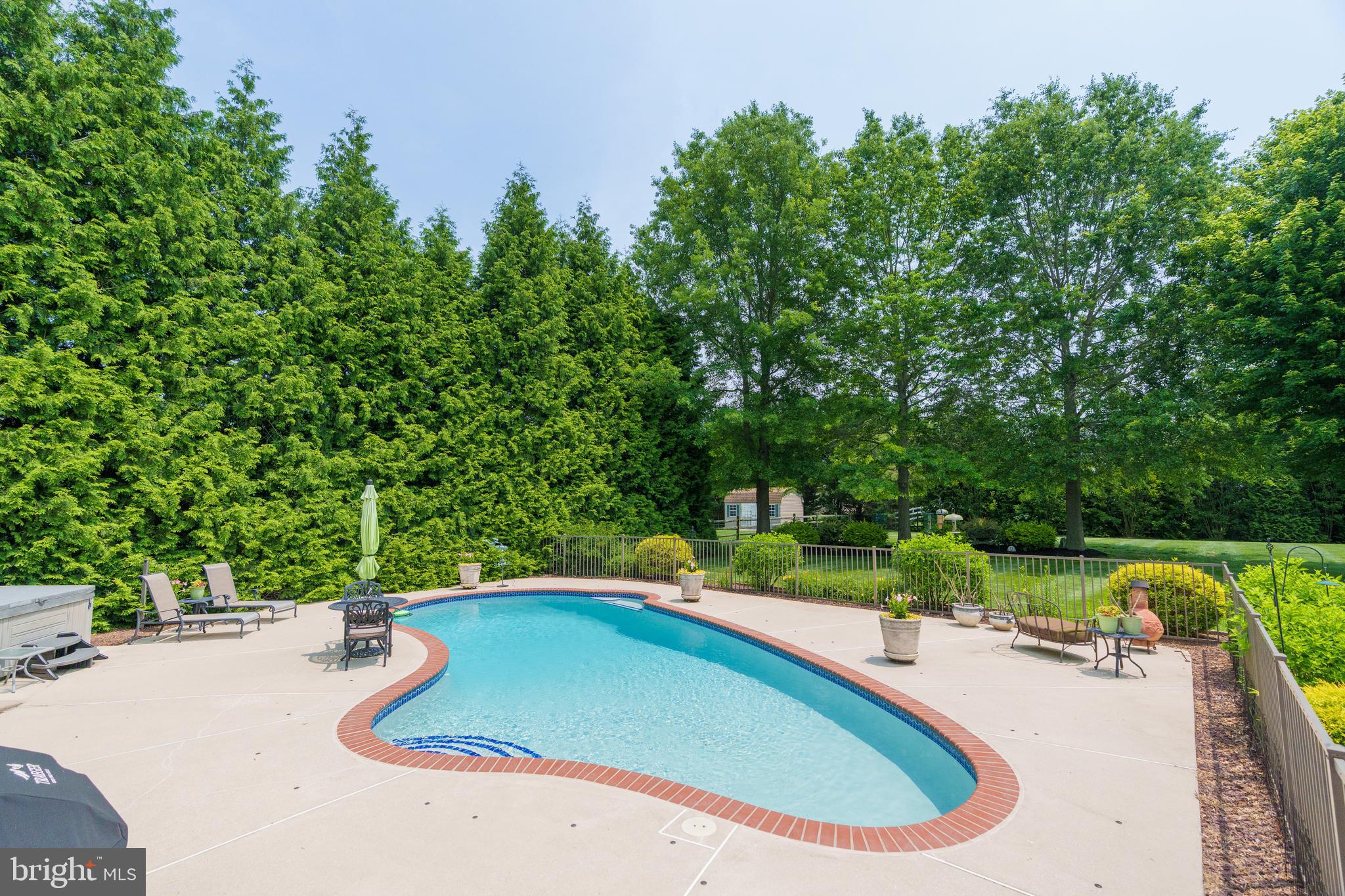 195 MANOR CIRCLE