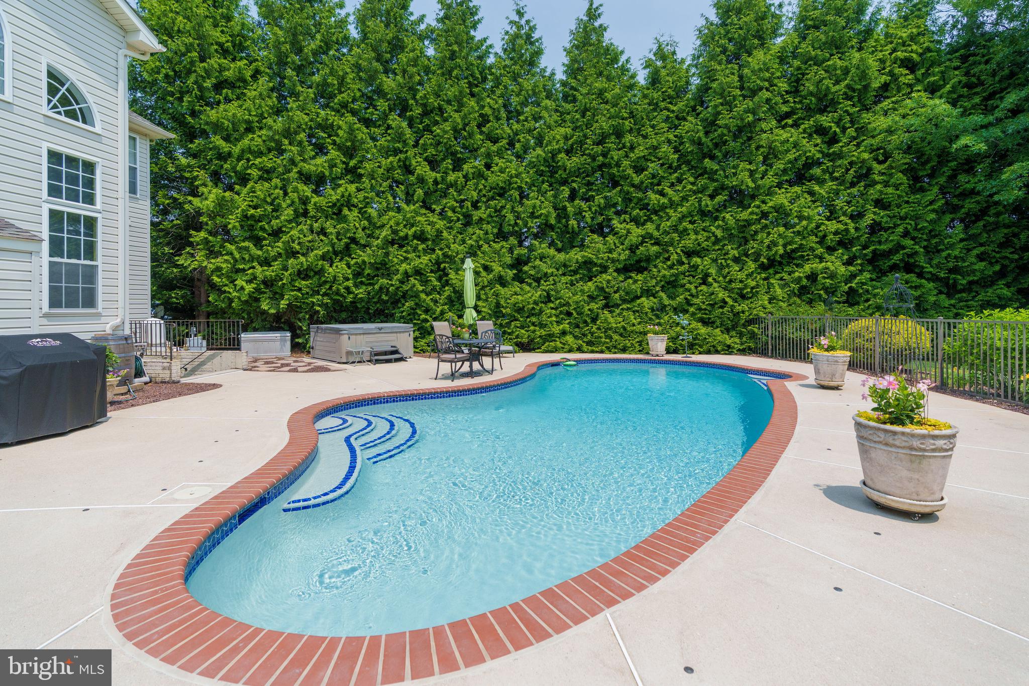 195 MANOR CIRCLE