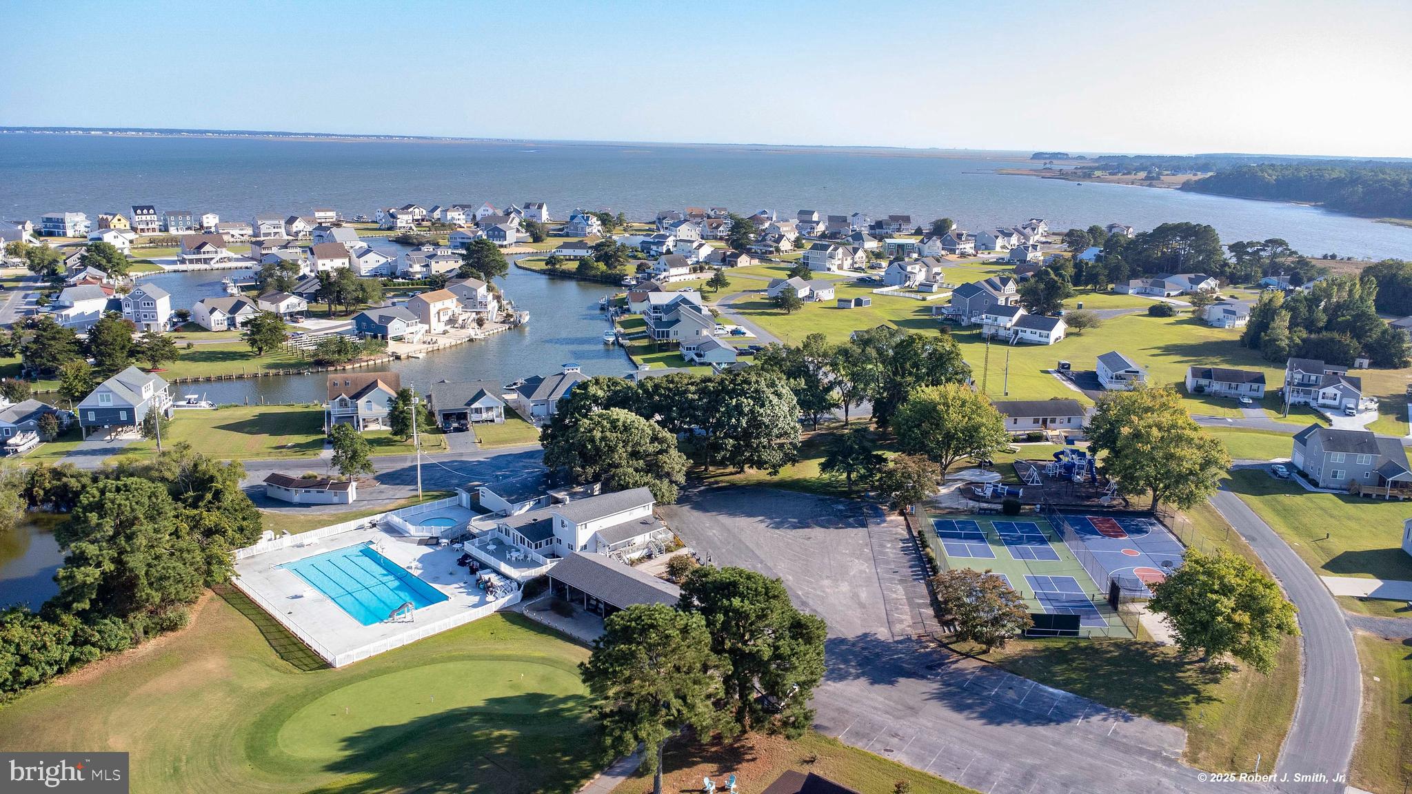 CAPTAIN'S COVE - Residential