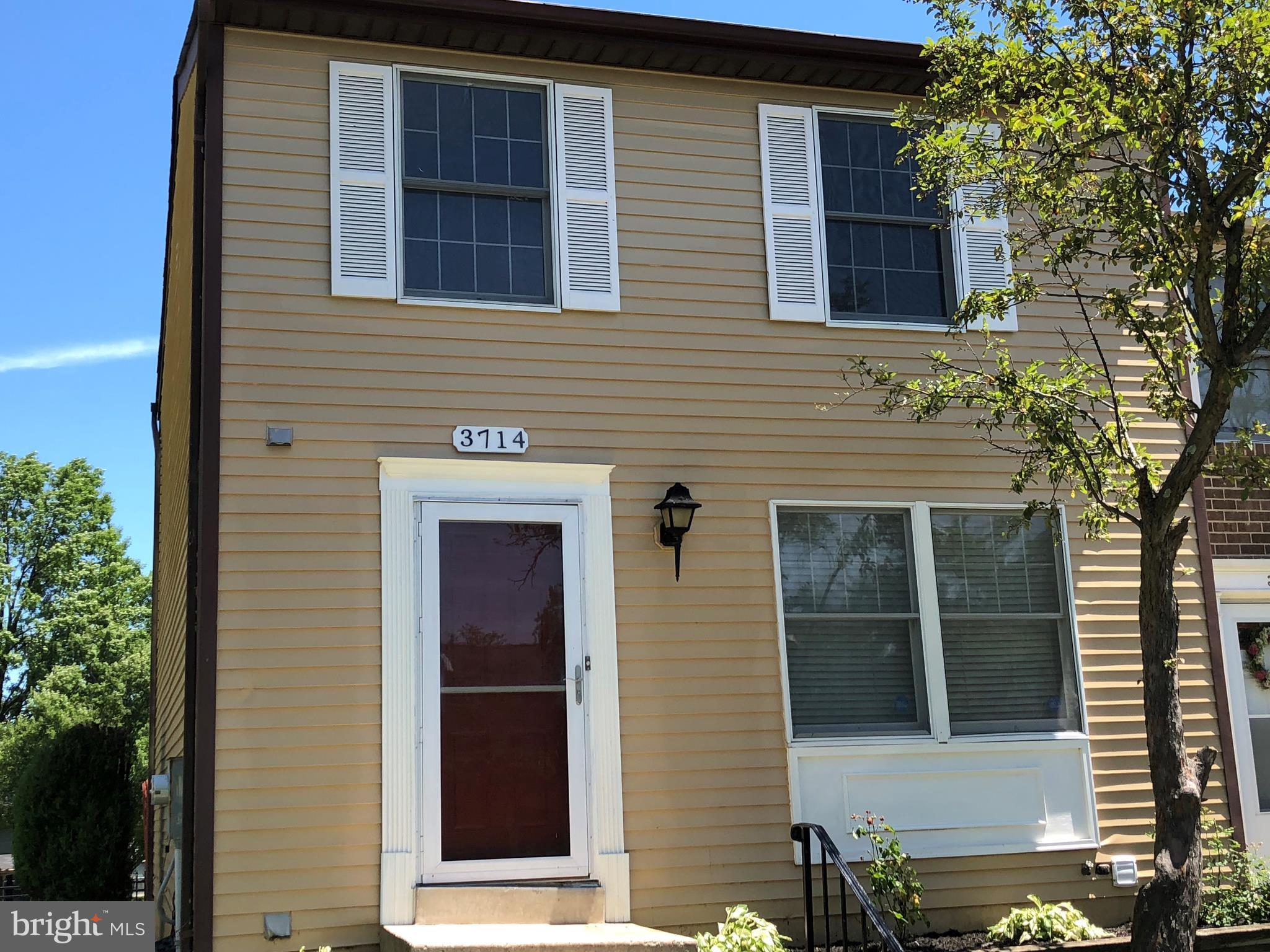 Stunning 3 Bedroom, 3.5 Bath end unit colonial townhouse condominium in the Ventura community. Freshly painted throughout all the three levels including exterior and fence. Updated new hardwood floors on the main and upper level. New Roof, HVAC, Water heater, and Fridge. Basement has the fourth bedroom and full bath.