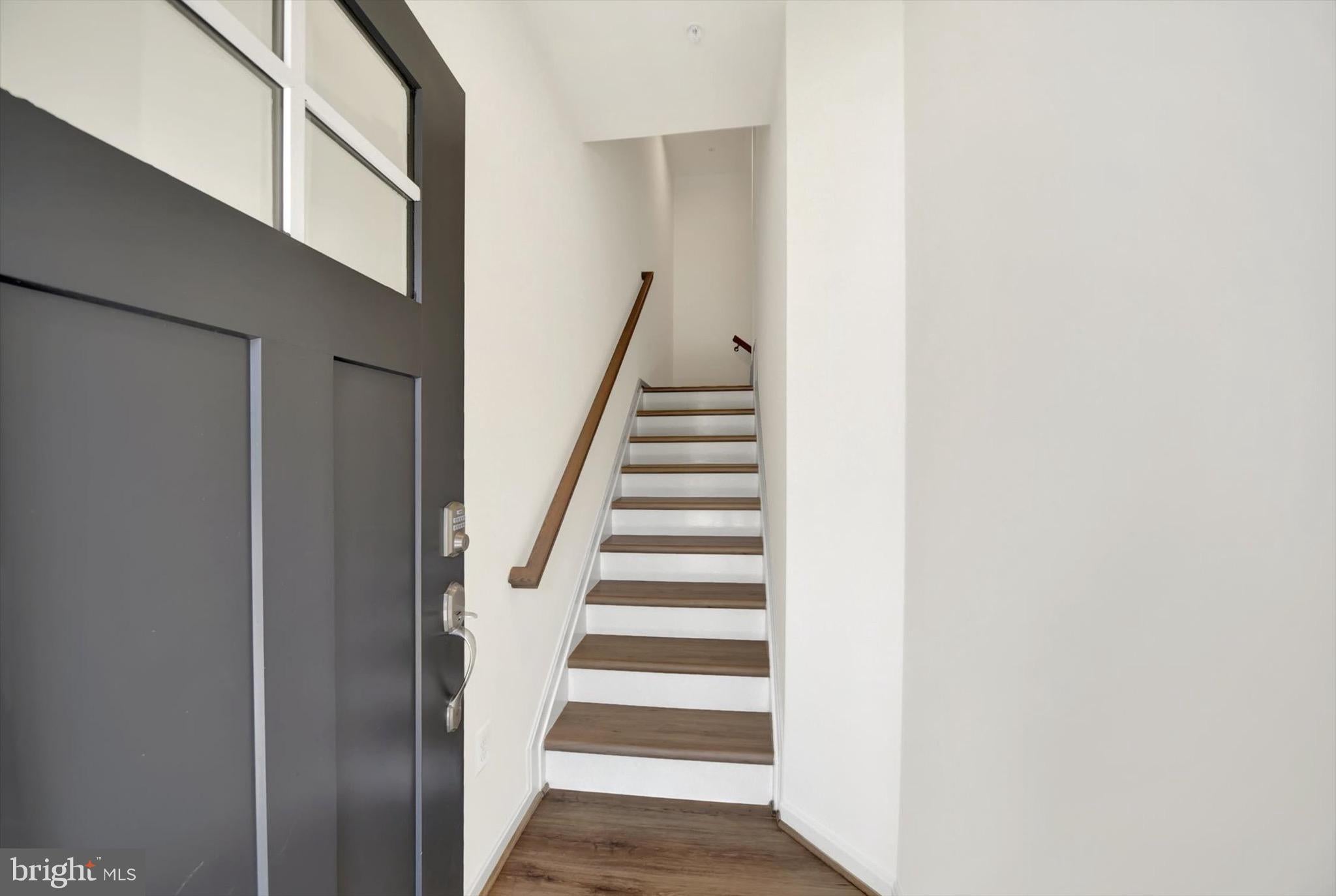 7819 WOLF RUN LANE