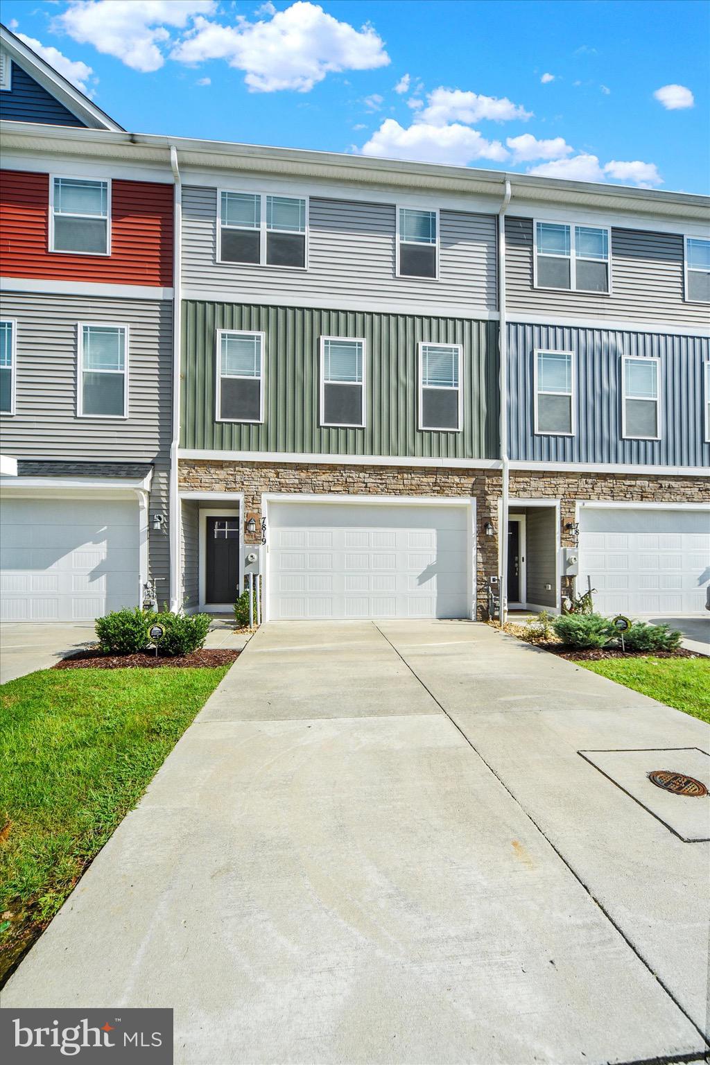 7819 WOLF RUN LANE