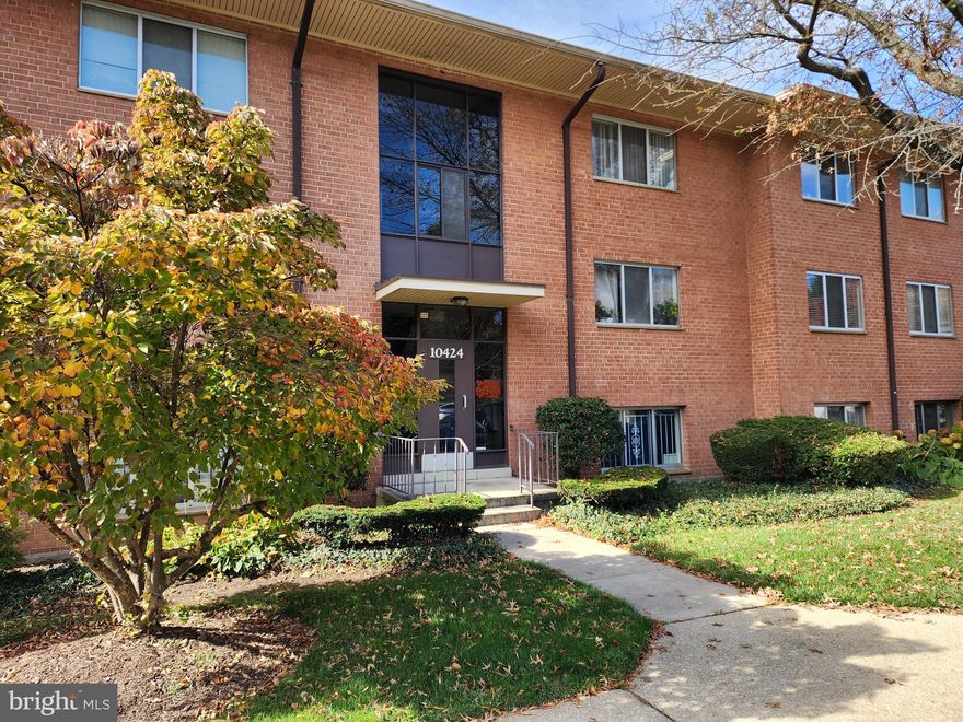 Wonderful upper level one bedroom condo in convenient Grosvenor Park Condominiums. Over 730 square feet of living space w/ wood floors and a  private balcony overlooking the stream and park. All utilities, electric, gas, water/sewer along with internet and cable are included in the modest condo fee. Plenty of parking just outside your door. Grosvenor Strathmore Metro and Strathmore Arts Center are just steps away. NIH, Bethesda Naval, DC, Bethesda and all major routes are just minutes away. Choice of two outdoor pools, picnic area and lovely lake make this area one of the most sought after communities in North Bethesda. Rock Creek Park is just across the street! Grosvenor 5 Star Market is in the next building. Cats are permitted in this condo association. Another fine Grosvenor Condo sold by GrosvenorParkCondos.com