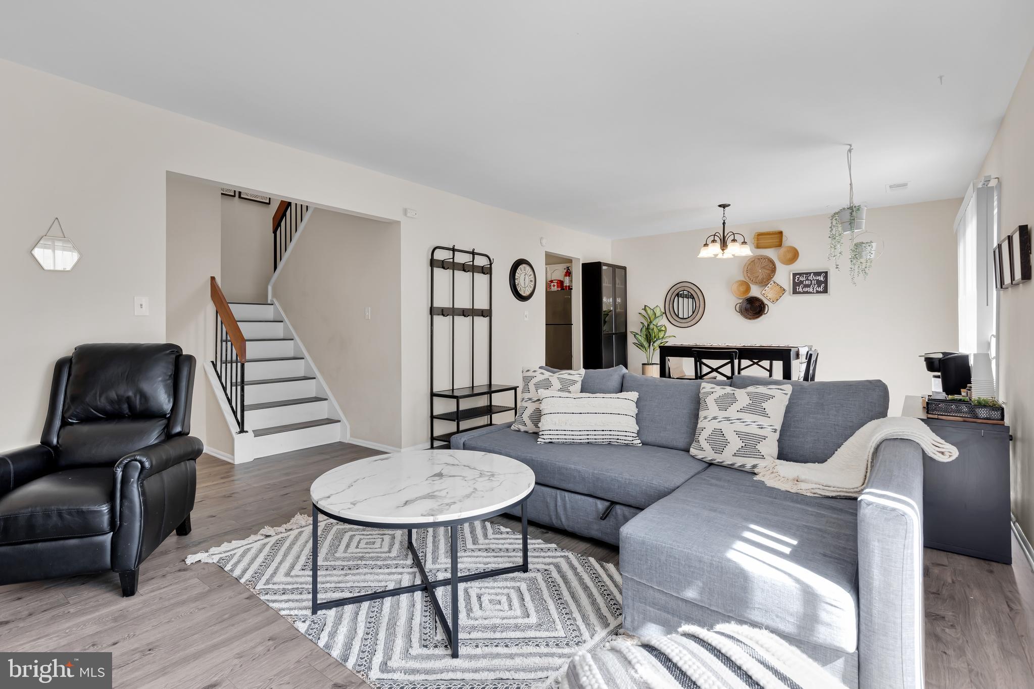 8608 VILLAGE SQUARE 15/8608