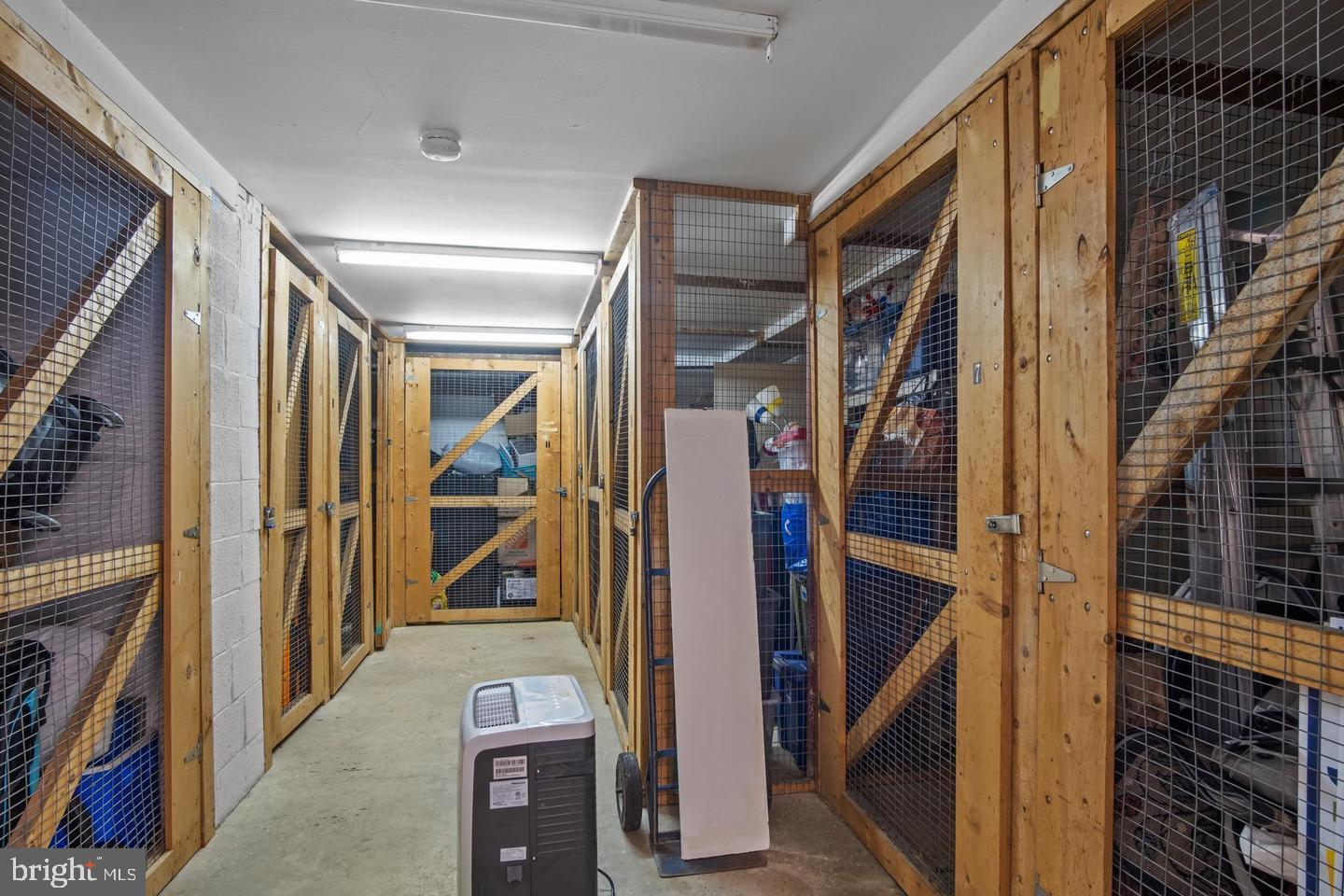 WHALES TAIL - Residential Lease