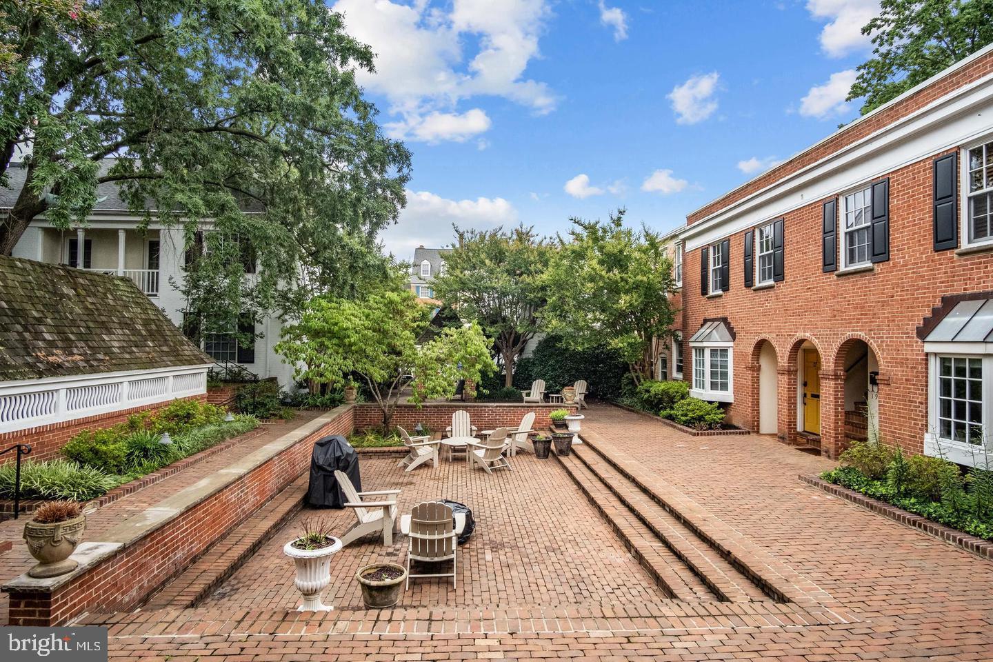 WHALES TAIL - Residential Lease