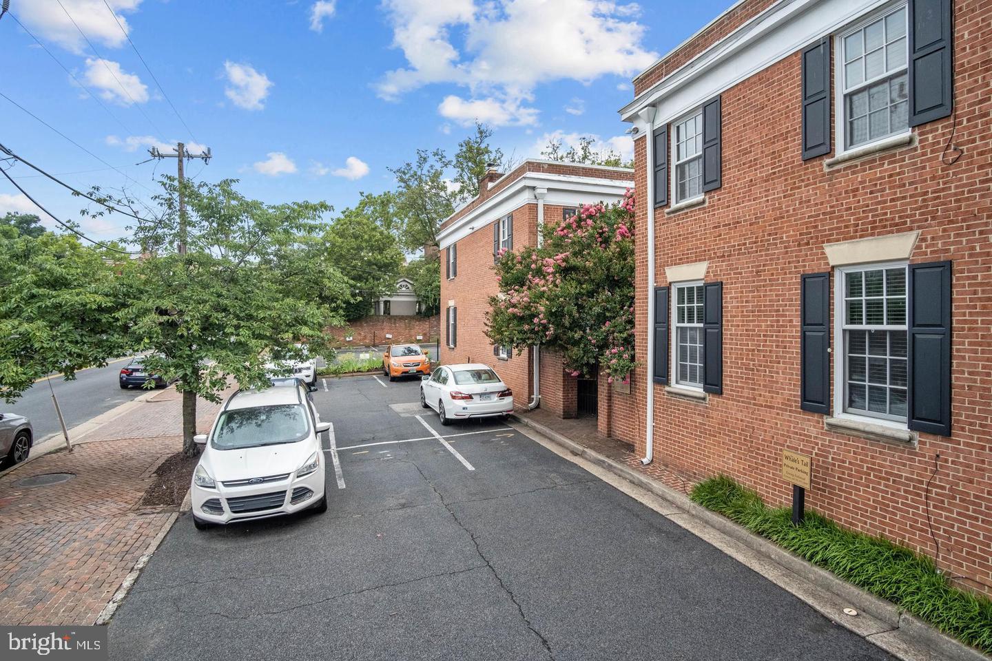 WHALES TAIL - Residential Lease