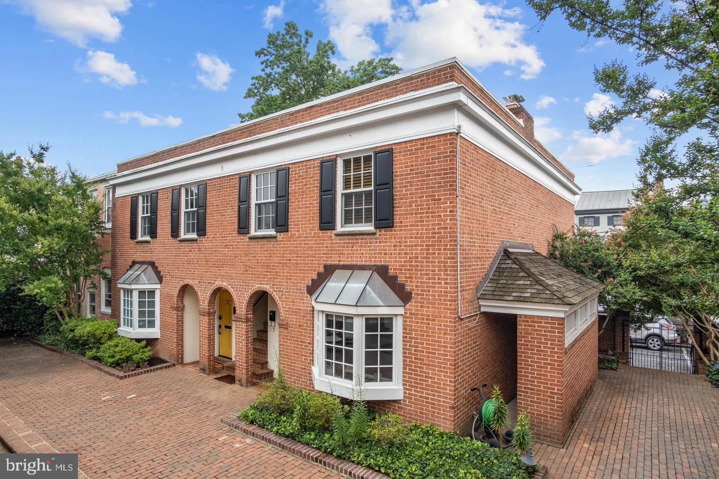 WHALES TAIL - Residential Lease