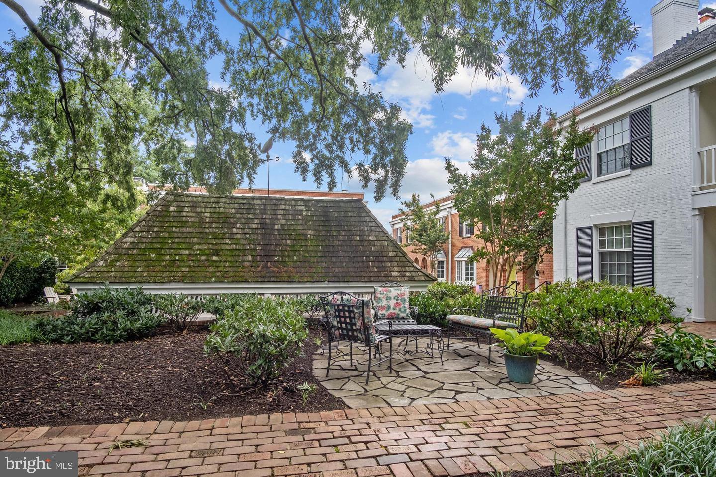 WHALES TAIL - Residential Lease