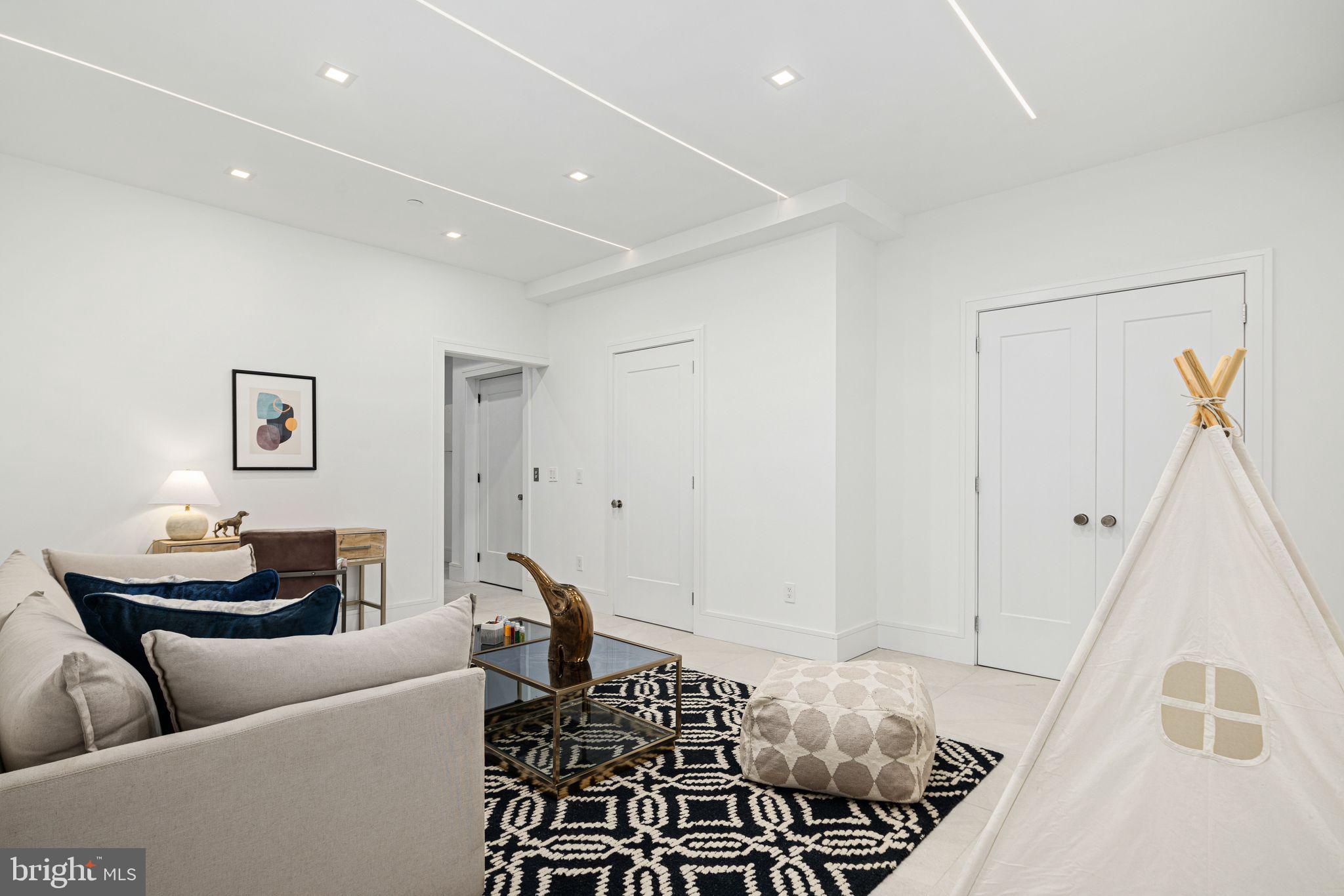 WASHINGTON SQ WEST - Residential