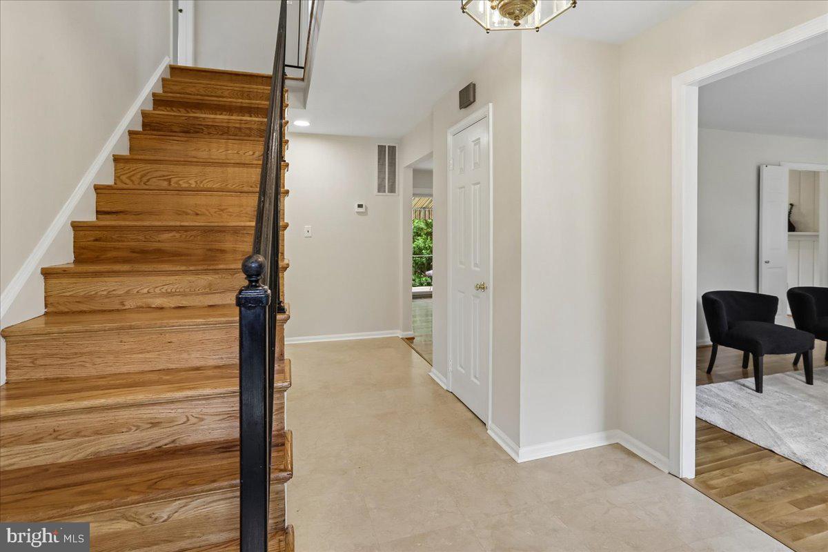 6 BUCKSPARK COURT