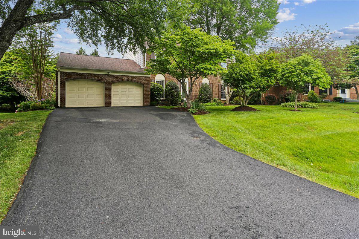 6 BUCKSPARK COURT