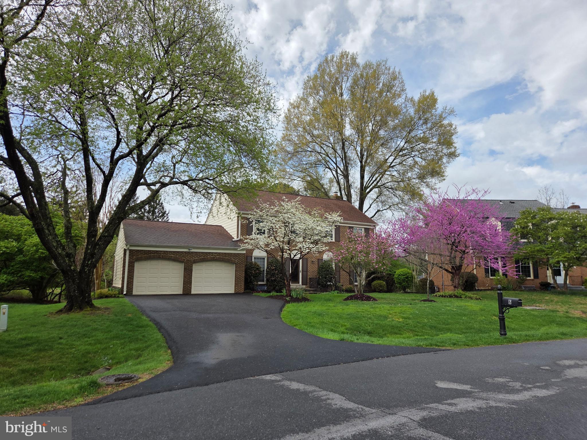 6 BUCKSPARK COURT