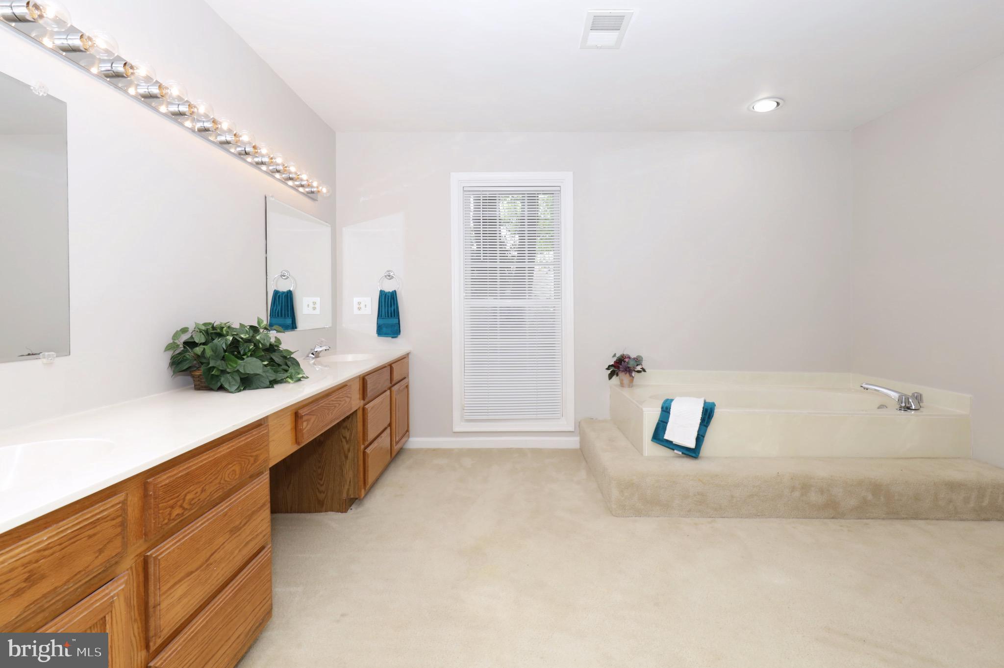 SPRING KNOLL - Residential