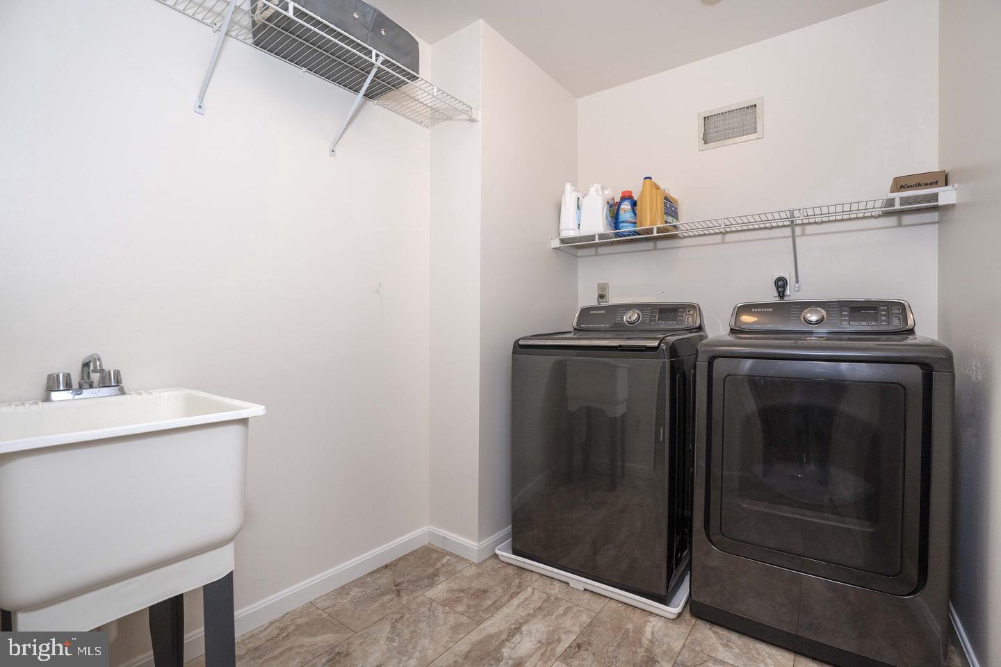 STRAWBERRY HILL - Residential