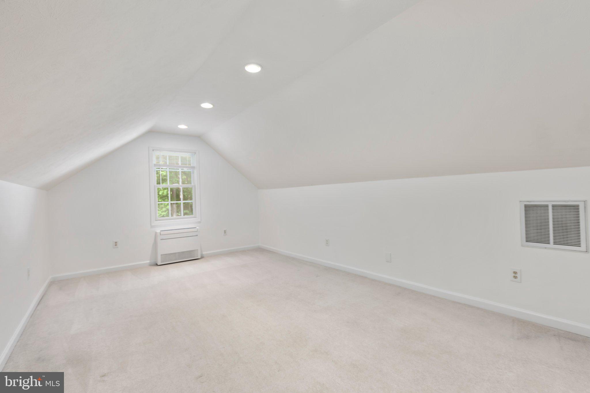 SIX LAKES WEST - Residential