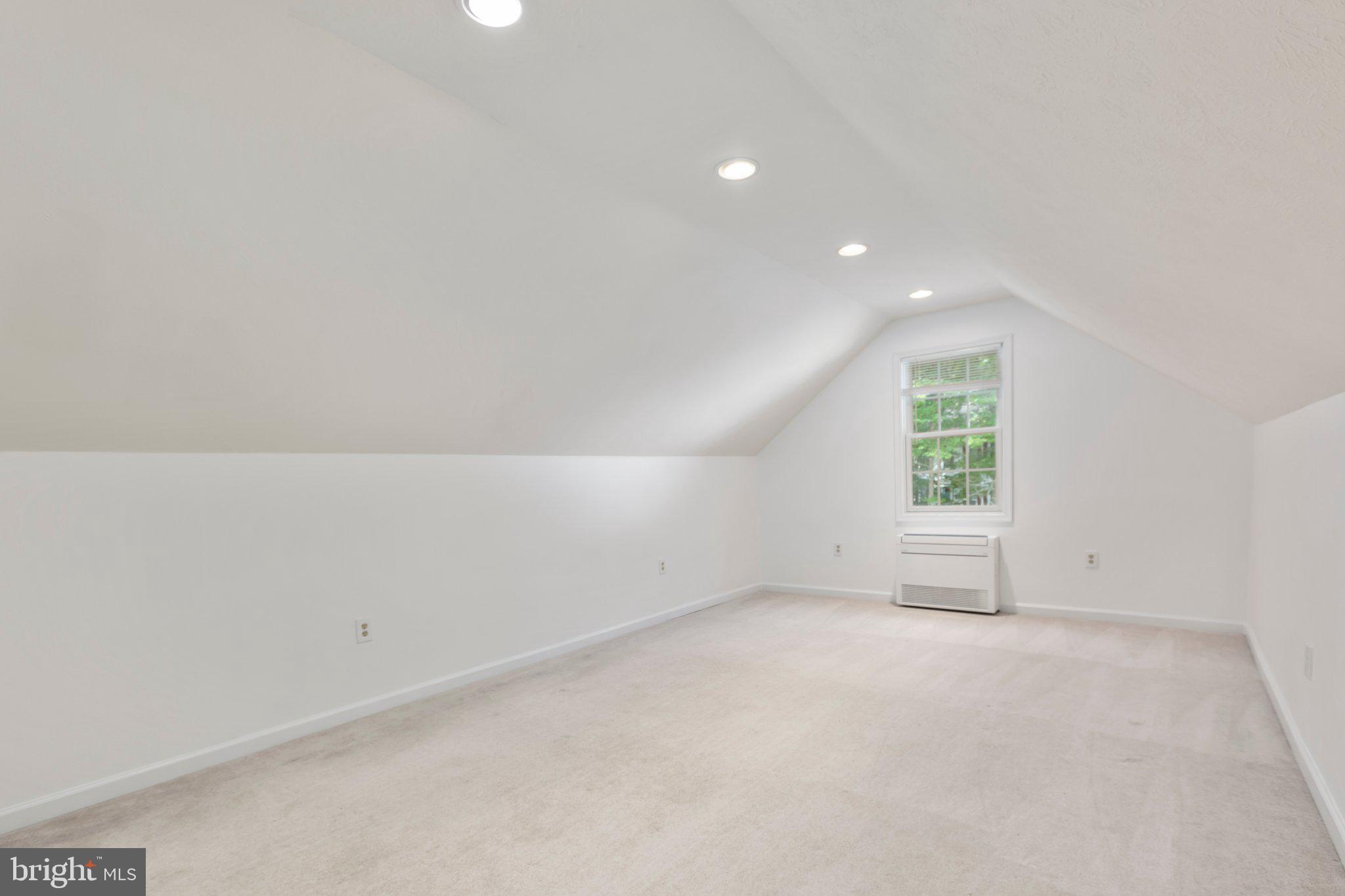 SIX LAKES WEST - Residential