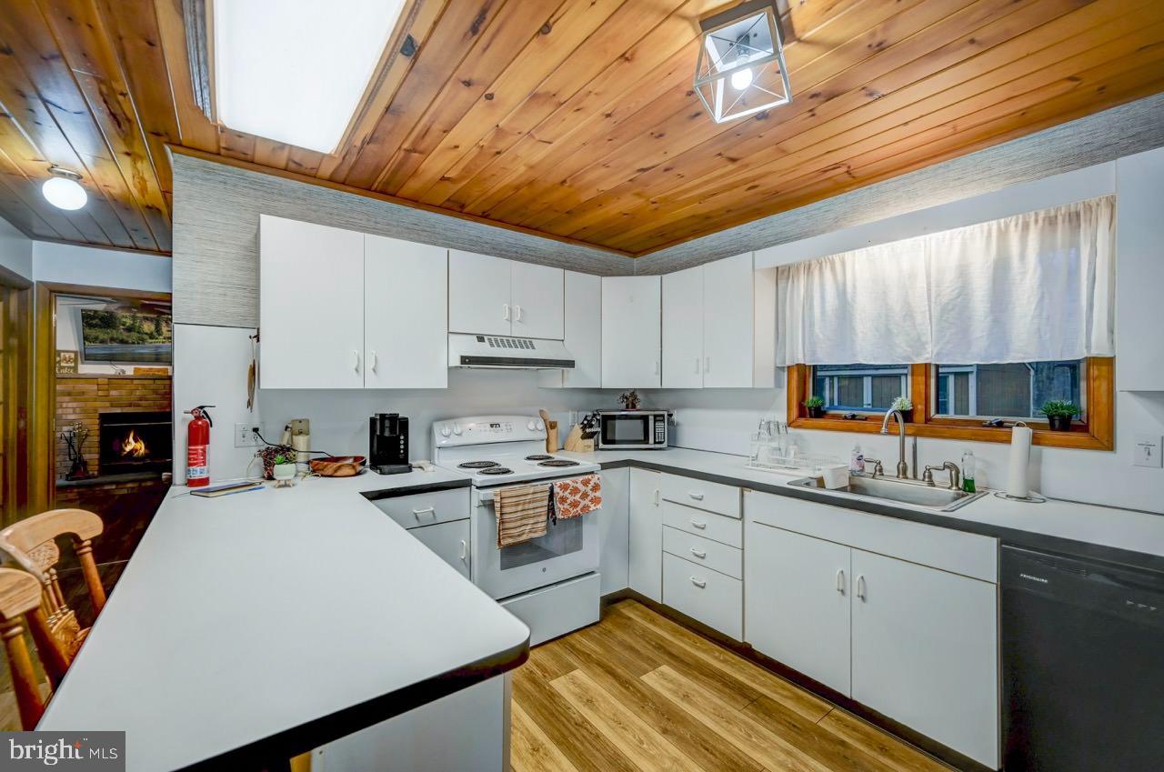 ARROWHEAD  LAKES - Residential