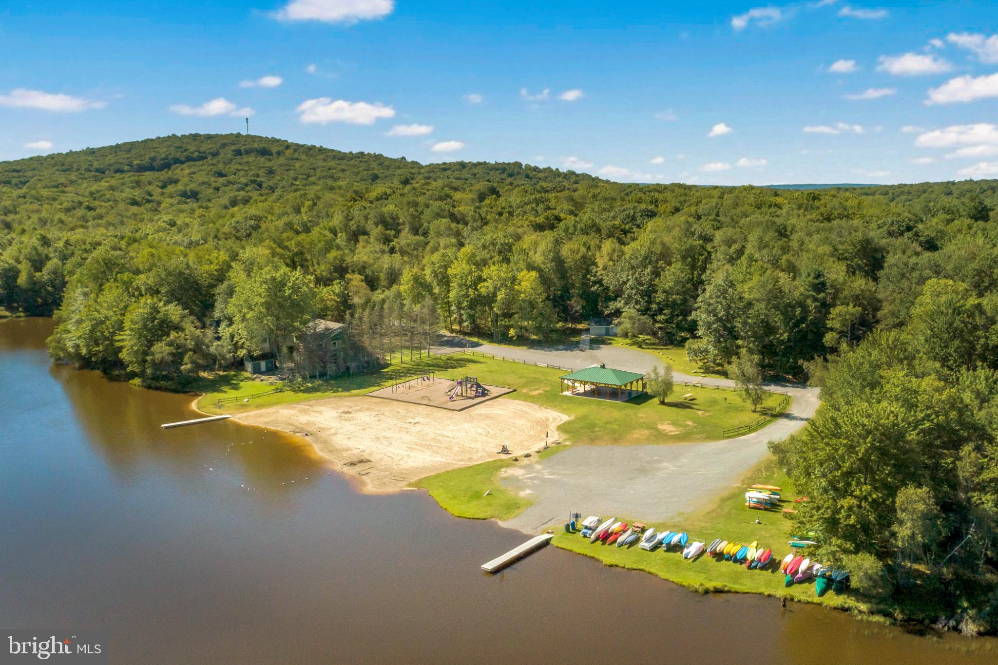 ARROWHEAD  LAKES - Residential