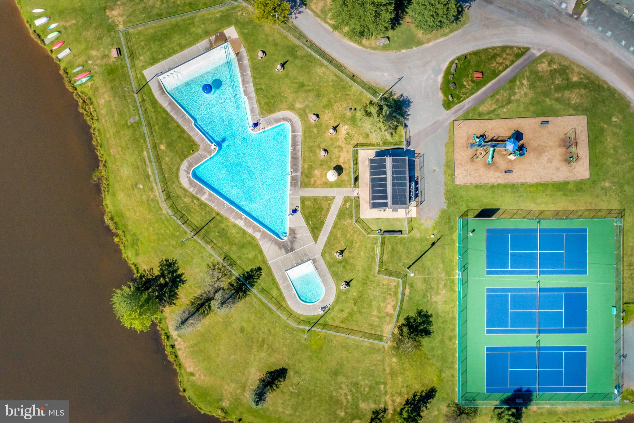 ARROWHEAD  LAKES - Residential