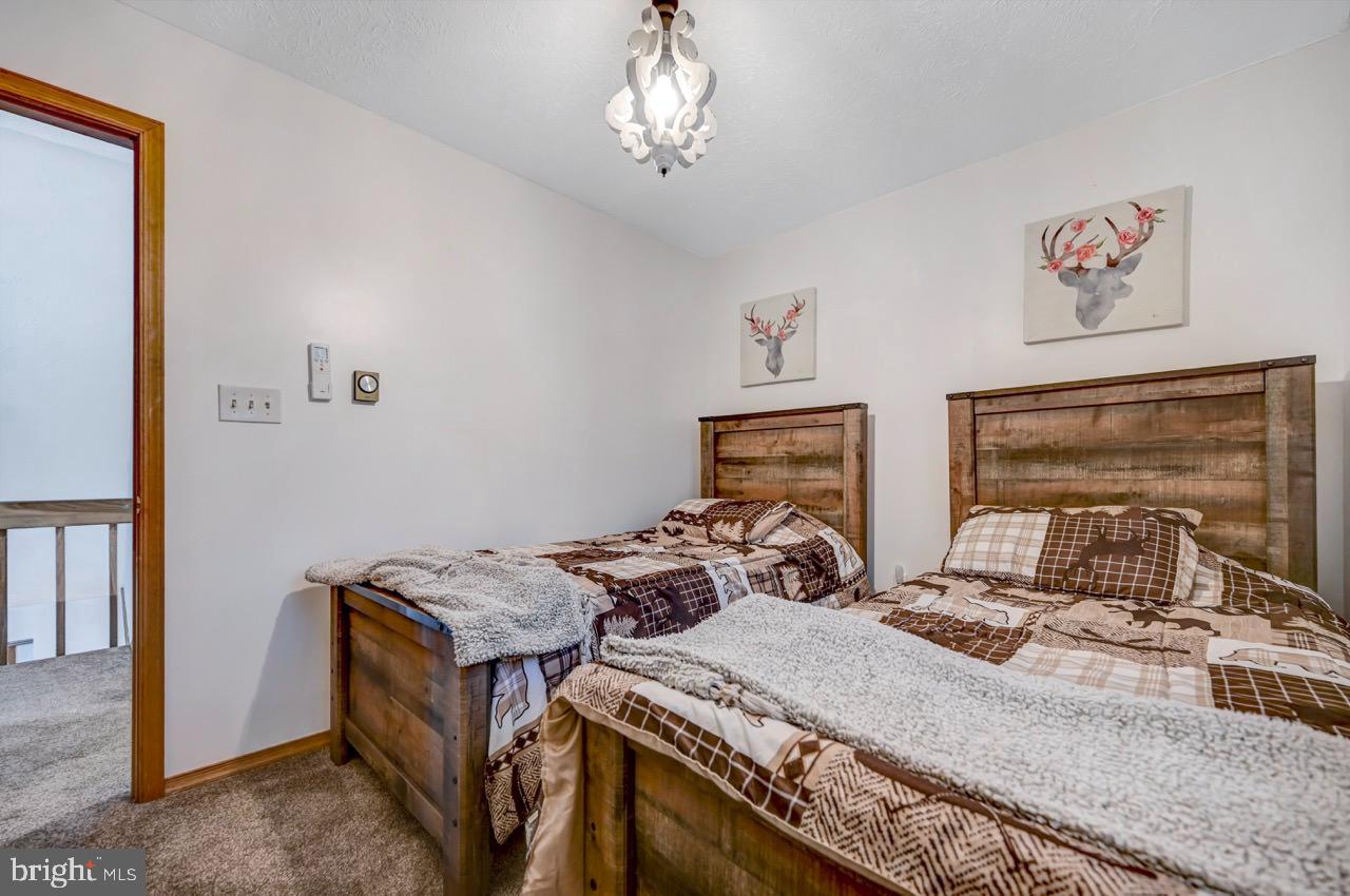 ARROWHEAD  LAKES - Residential