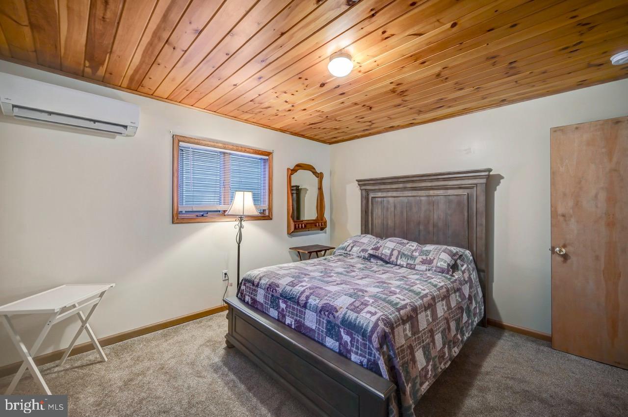 ARROWHEAD  LAKES - Residential