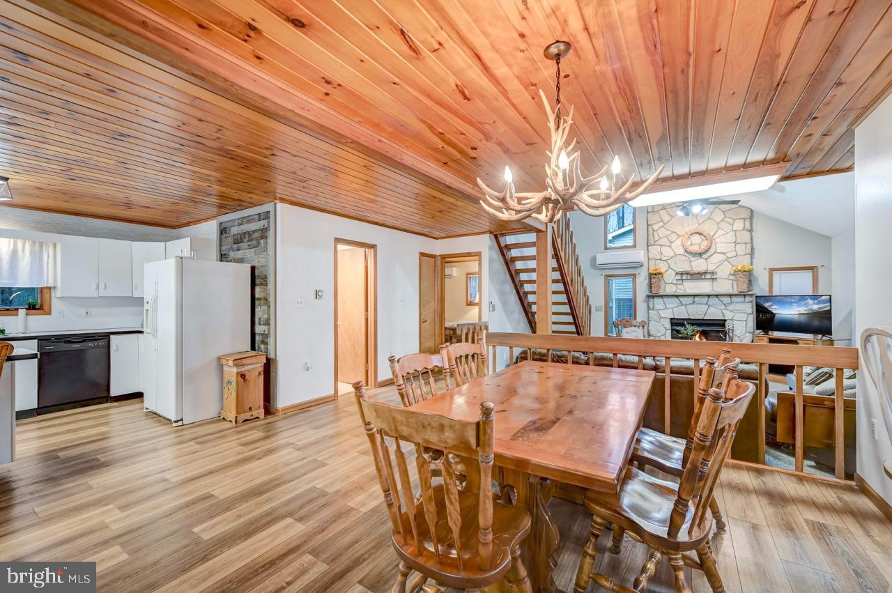 ARROWHEAD  LAKES - Residential